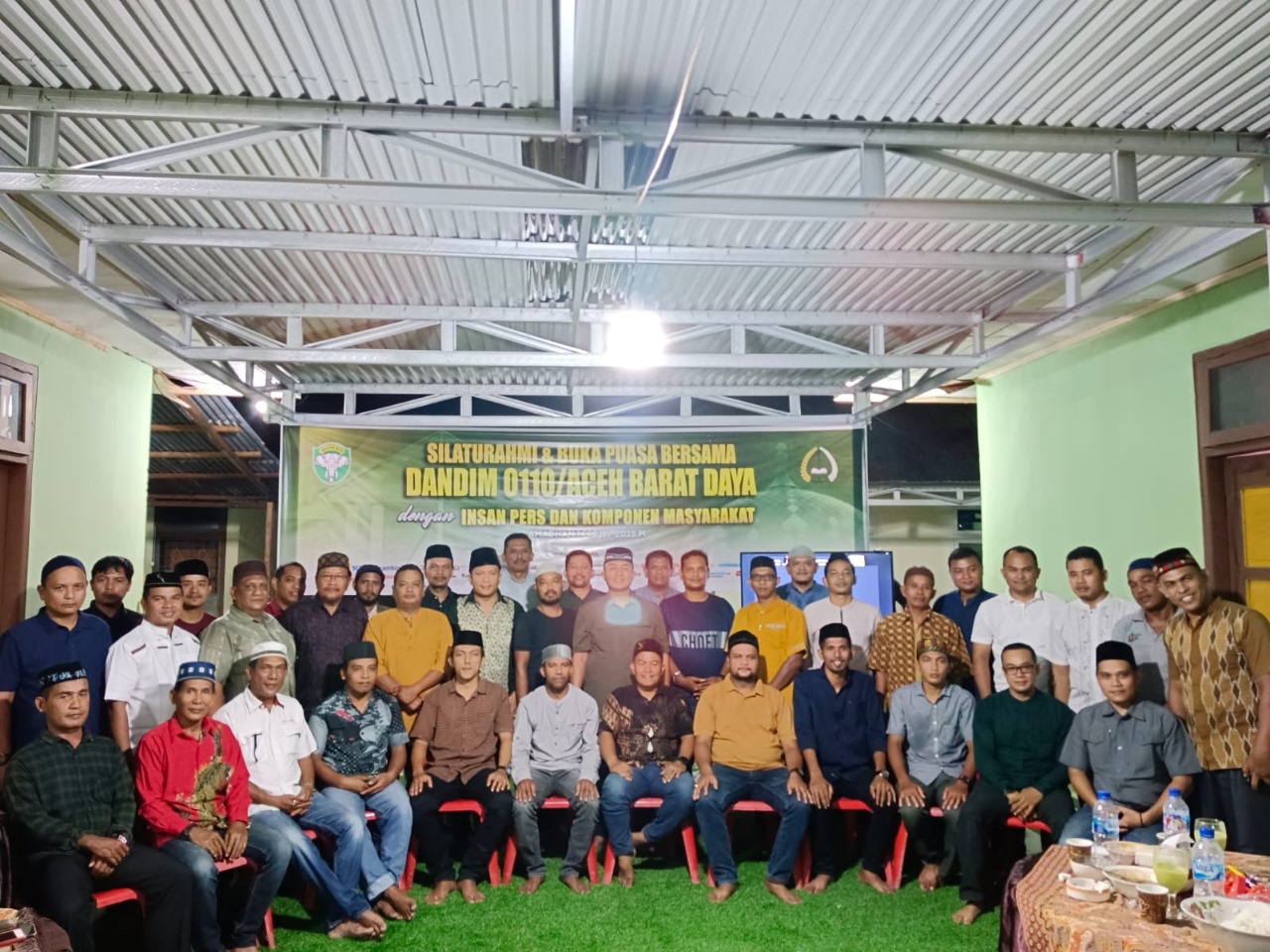 Kegiatan buka puasa bersama jajaran Kodim 0110/Abdya, bersama insan pers. Di kediaman Dandim 0110/Abdya, kawasan Blangpidie. Foto direkam Jumat (21/3) lalu.Waspada/Syafrizal