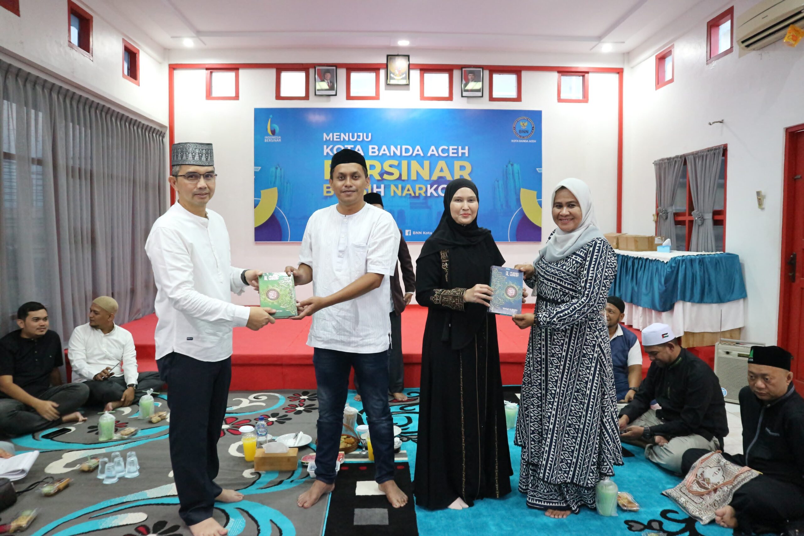 Kepala BNNK Banda Aceh Zahrul Bawadi sedang memberikan sambutan pada acara Bukber di Aula Kantor BNN Banda Aceh, Jumat (21/03/25) sore.(Waspada/T.Mansursyah)