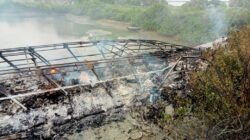 Kapal viber empat mesin tempel speed boat ludes terbakar, lokasi sekitar 100 meter dari bibir Pantai Cermin, Desa Pantai Cermin Kiri.(Waspada/ist)