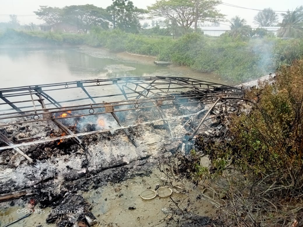 Kapal viber empat mesin tempel speed boat ludes terbakar, lokasi sekitar 100 meter dari bibir Pantai Cermin, Desa Pantai Cermin Kiri.(Waspada/ist)