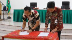 BUPATI Humbahas Oloan Paniara Nababan (kanan), Kajari Humbahas, Noordien Kusumanegara teken komitmen pemberantasan korupsi dalam kesepahaman bersama penanganan hukum bidang perdata. Waspada/Ist