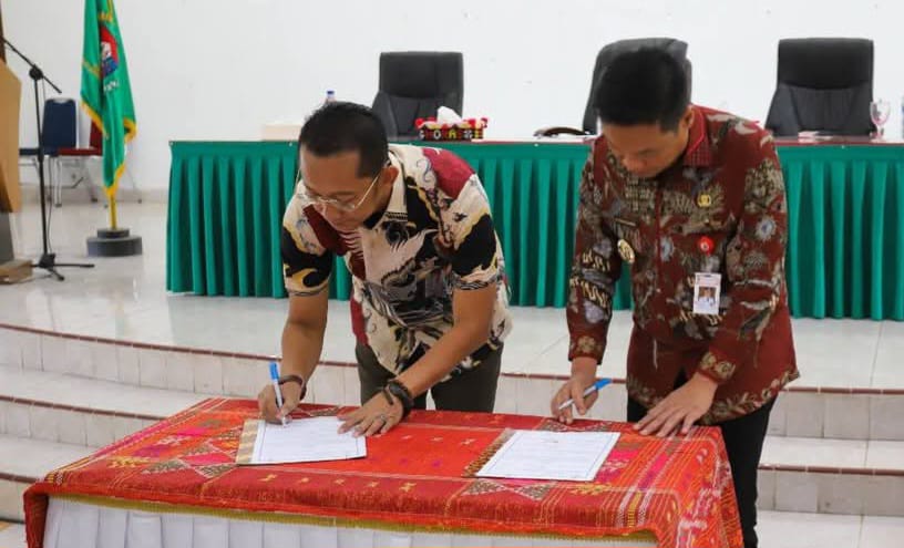 BUPATI Humbahas Oloan Paniara Nababan (kanan), Kajari Humbahas, Noordien Kusumanegara teken komitmen pemberantasan korupsi dalam kesepahaman bersama penanganan hukum bidang perdata. Waspada/Ist