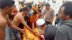 Angga Syahputra saat dievakuasi dari bibir pantai Desa Kuala Lama, Kecamatan Pantai Cermin, Serdangbedagai.(Waspada/ist)