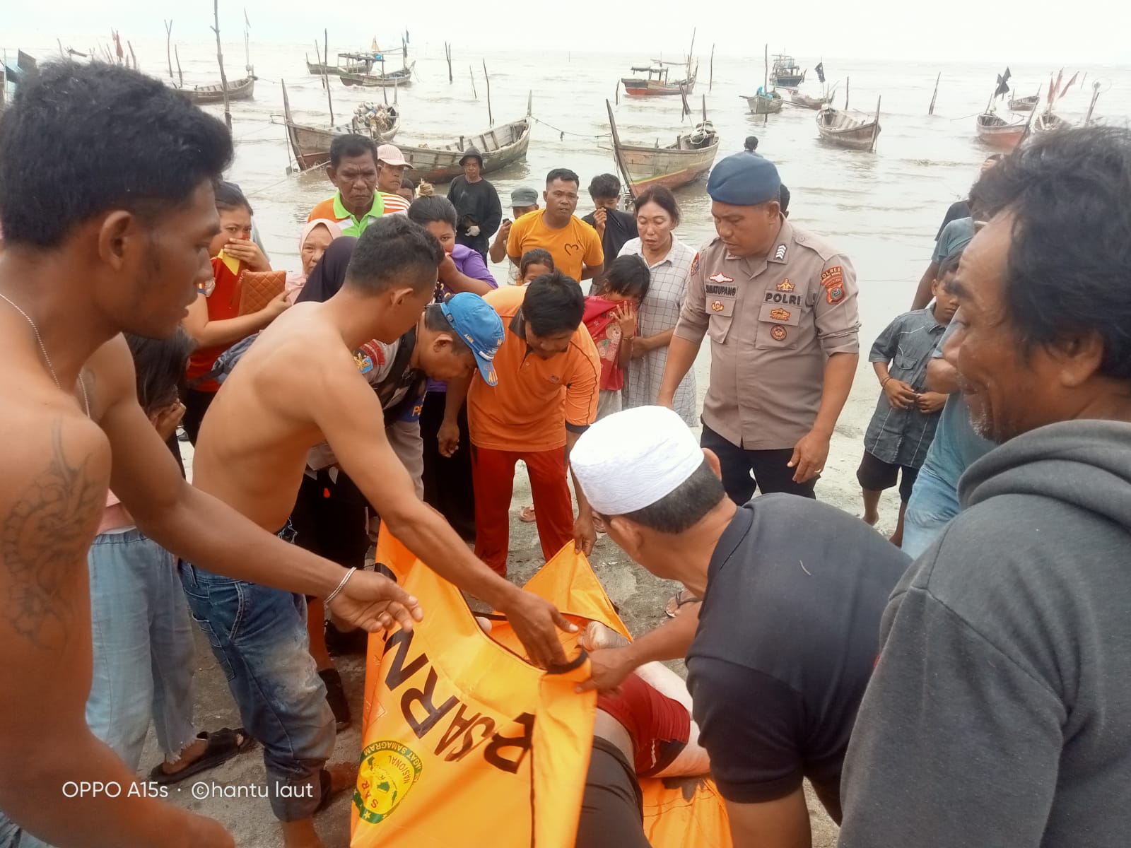 Angga Syahputra saat dievakuasi dari bibir pantai Desa Kuala Lama, Kecamatan Pantai Cermin, Serdangbedagai.(Waspada/ist)