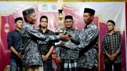 Keuchik Gampong Kuta Karang Suria Husin menyerahkan Tropi Juara Umum kepada Kepala Dusun Tgk Chiek, Buchari disaksikan oleh ketua Pemuda Syarifuddin dan Ketua Panitia Ahmad Farhan, pada penutupan Gebyar Ramadhan 1446 H gampong Kuta Karang, Darul Imarah Aceh Besar, Jumat (21/3/2025). Waspada/Ist