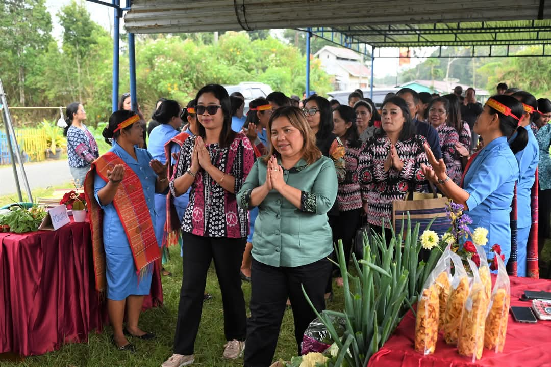 KETUA TP PKK Humbahas Ny. Erma Oloan Paniaran Nababan saat melakukan supervisi desa percontohan. Waspada/Ist