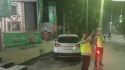 Polres Pematangsiantar melalui Polsek Siantar Martoba menugaskan personel Polsek Siantar Martoba bersama personel Sat Lantas Polres melakukan pengamanan di Masjid Al Huda, Jl. Medan, Kel. Tanjung Tongah, Kec. Siantar Martoba, Jumat (21/3) malam.(Waspada-Ist).