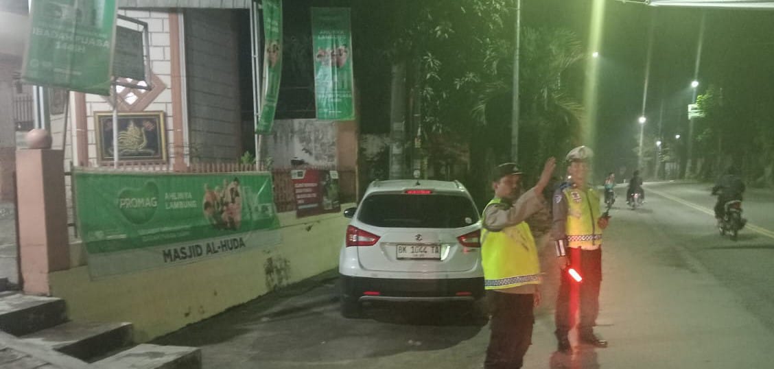 Polres Pematangsiantar melalui Polsek Siantar Martoba menugaskan personel Polsek Siantar Martoba bersama personel Sat Lantas Polres melakukan pengamanan di Masjid Al Huda, Jl. Medan, Kel. Tanjung Tongah, Kec. Siantar Martoba, Jumat (21/3) malam.(Waspada-Ist).