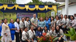 KETUA TP. PKK Humbahas Ny. Erma Oloan Paniaran Nababan foto bersama dalam giat Supervisi desa percontohan di Kecamatan Sijamapolang. Waspada/Ist