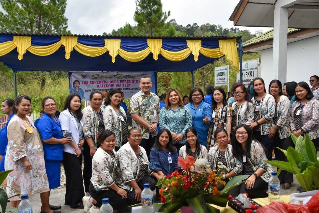 KETUA TP. PKK Humbahas Ny. Erma Oloan Paniaran Nababan foto bersama dalam giat Supervisi desa percontohan di Kecamatan Sijamapolang. Waspada/Ist