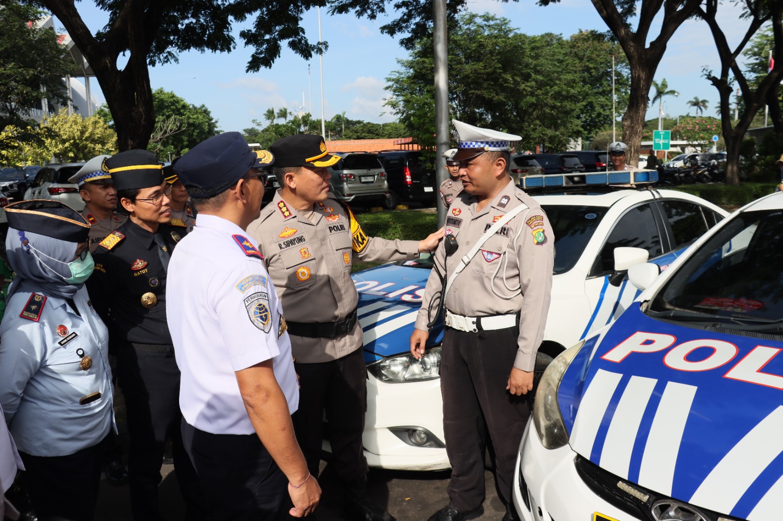 Kapolresta Bandar Soetta Kombes Pol Ronald Sipayung berbincang dengan salah satu personelnya saat gelar Operasi Ketupat Jaya 2025.(Waspada/ist).