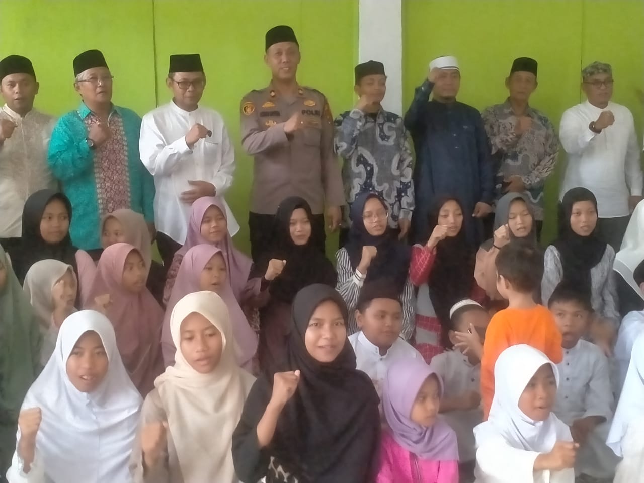 Kapolsek Tanah Jawa Dukung Kegiatan Pesantren Qur'an Di Madrasah Birrul Walidain