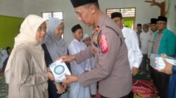 Kapolsek Tanahjawa Kompol Asmon Bufitra saat menghadiri kegiatan Pesantren Quran di Madrasah Birrul Walidain, Nagori Balimbingan, Jumat (21/3).(Waspada/ist).