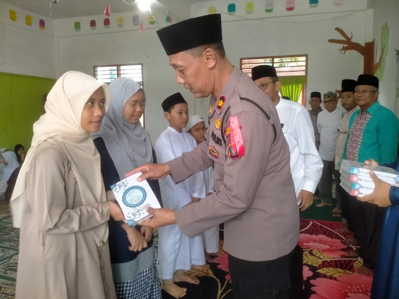 Kapolsek Tanahjawa Kompol Asmon Bufitra saat menghadiri kegiatan Pesantren Quran di Madrasah Birrul Walidain, Nagori Balimbingan, Jumat (21/3).(Waspada/ist).