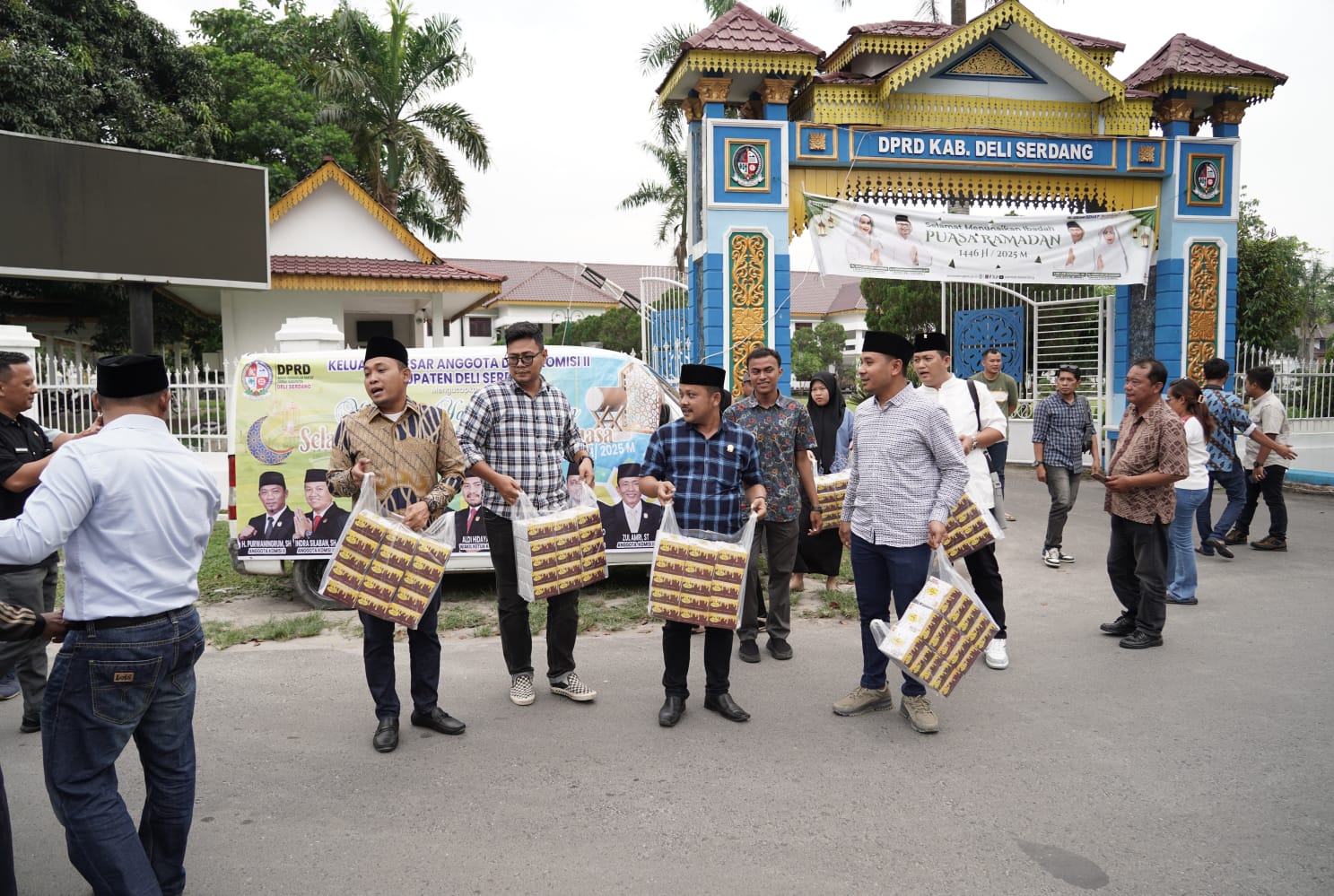 Berbagi Ribuan Takjil Gratis, Komisi II DPRD Deliserdang Tunjukkan Kepedulian Kepada Warga