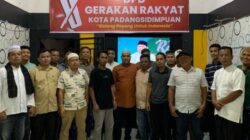 Ketua Gerakan Rakyat Padangsidimpuan, Faisal Reza Pane (tengah) foto bersama dengan Sekretaris, Erlan (2 kanan), Ketua Penasehat Mayor Purnawirawan Pardamean Sihombing (3 kiri belakang) dan pengurus Gerakan Rakyat Kota Padangsidimpuan foto bersama usai Musda, Jumat (21/3/2025). Waspada/Mohot Lubis.