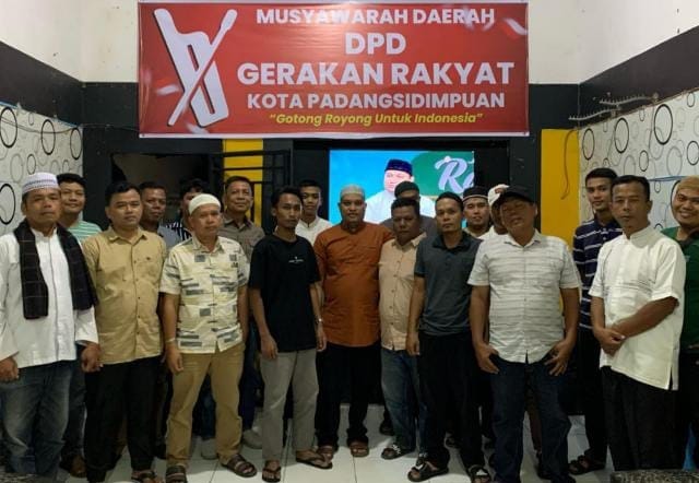 Ketua Gerakan Rakyat Padangsidimpuan, Faisal Reza Pane (tengah) foto bersama dengan Sekretaris, Erlan (2 kanan), Ketua Penasehat Mayor Purnawirawan Pardamean Sihombing (3 kiri belakang) dan pengurus Gerakan Rakyat Kota Padangsidimpuan foto bersama usai Musda, Jumat (21/3/2025). Waspada/Mohot Lubis.