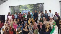 Para Alumni SMPN 1 Tembung foto bersama usai buka puasa di Lesehan Kampung Al Jl. Rahayu Pasar XII Percut Seituan, Sabtu (22/3). (Waspada/Khairul K Siregar/B)