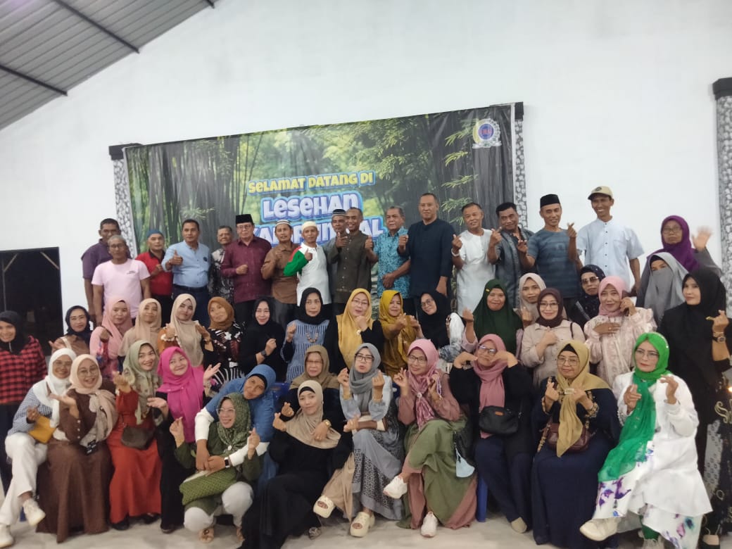 Para Alumni SMPN 1 Tembung foto bersama usai buka puasa di Lesehan Kampung Al Jl. Rahayu Pasar XII Percut Seituan, Sabtu (22/3). (Waspada/Khairul K Siregar/B)