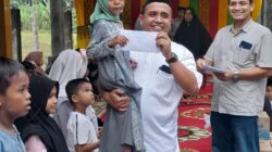 Kemukiman Kulu memberikan santunan anak yatim yang dilaksanakan Mesjid Jamik Baitul Hamdi Desa Paya Undan Kecamatan Seunagan Nagan Raya, Sabtu (22/3).(Waspada/Muji Burrahman)