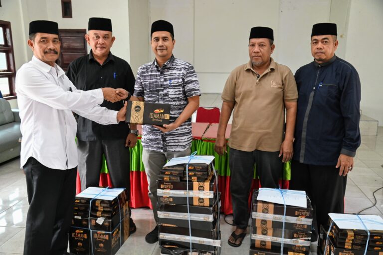 Wabup Aceh Besar, Drs. Syukri, menyerahkan cenderamata berupa kain sarung kepada para imeum masjid, dan para tokoh agama lainnya. (Waspada/Ist)