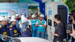 General Manager PLN UID Sumatera Utara, Agus Kuswardoyo bersama rombongan kementerian saat berbincang dengan pelanggan SPKLU.