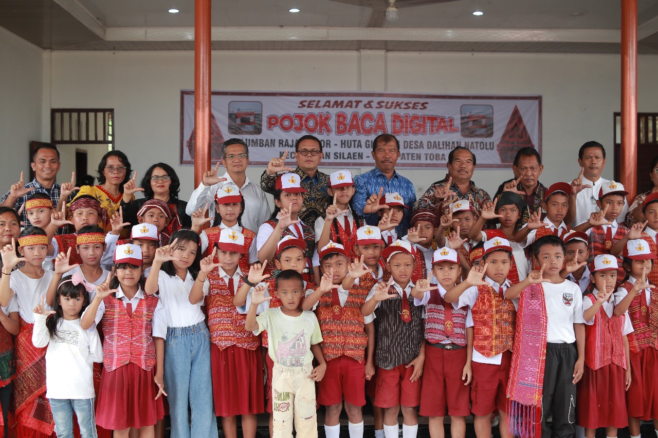 Anggota Komisi X DPR RI, Sabam Sinaga foto bersama dengan Wakil Bupati Toba, Audi Murphy Sitorus dan seluruh undangan, juga anak-anak usai meresmikan Pojok Baca Digital di Lumban Raja Dogor Huta Ginjang, Desa Dalihan Natolu, Kecamatan Silaen, Kabupaten Toba, Sabtu (22/03).Waspada/Ist