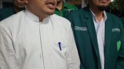 DIREKTUR RSUD H OK Arya Zulkarnain, dr. Guruh Wahyu Nugroho dan Ketua PD Al-Washliyah Batubara, Al-As'ari pada  bukber serta memberikan tali asih kepada anak yatim.Waspada/Ist