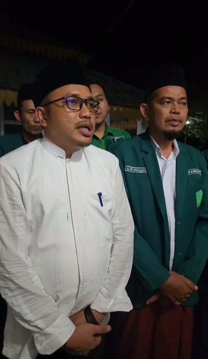 DIREKTUR RSUD H OK Arya Zulkarnain, dr. Guruh Wahyu Nugroho dan Ketua PD Al-Washliyah Batubara, Al-As'ari pada  bukber serta memberikan tali asih kepada anak yatim.Waspada/Ist