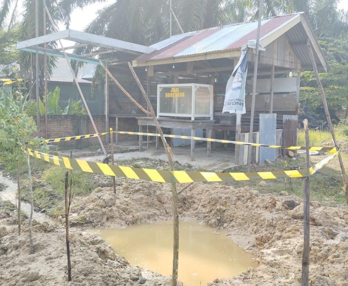 Pipa WTP 3 yang mengalami kebocoran dan rencana akan dilakukan perbaikan pipa utama tersebut di depan Plato Cafe, sebelah SMPN 8 Seulalah Langsa, Senin (24/3). Waspada/dede