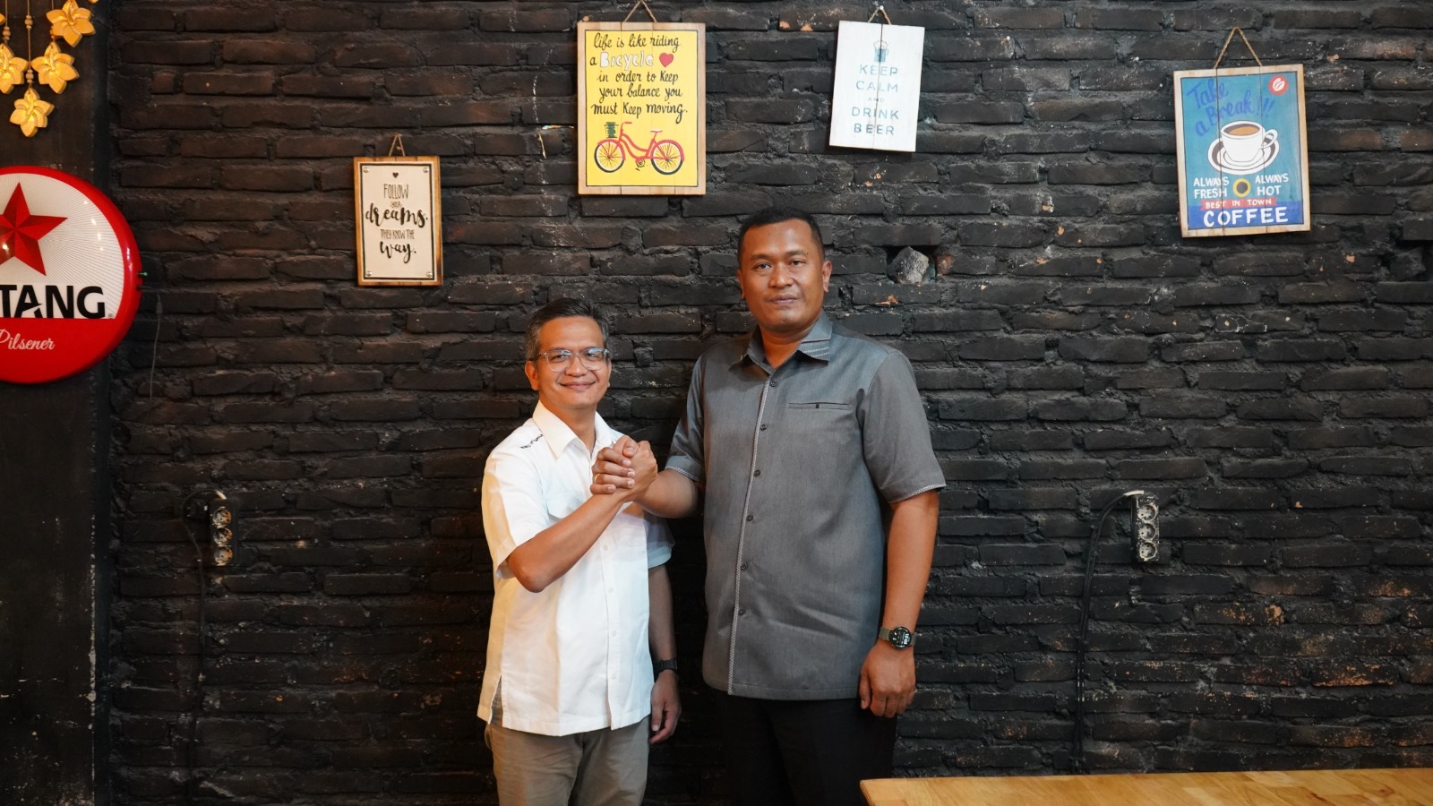 Direktur Utama Badan Pelaksana Otorita Danau Toba (BPODT), Jimmy Bernando Panjaitan, foto bersama dengan Bupati Toba, Effendy Napitupulu usai membahas strategi pengembangan Destinasi Pariwisata Super Prioritas (DPSP) Danau Toba di Porsea, Kab. Toba, Jumat (21/3). Waspada/Ist