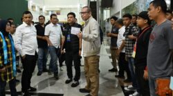 Sekdaprovsu Sumut Effendy Pohan, bersama Kadis Ketenagakerjaan M. Ismael P. Sinaga dan Kadis Pemberdayaan Perempuan, Perlindungan Anak dan Keluarga Berencana Dwi Endah Purwanti, saat menjemput 33 orang korban TPPO di Bandara Kualanamu. Waspada/Ist