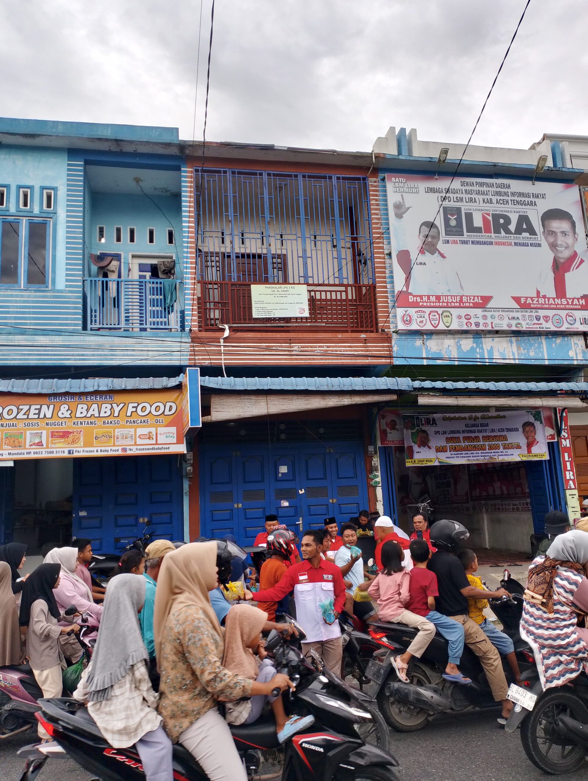 Anggota LSM LIRA Agara saat bagi-bagi takjil. Waspada/Seh Muhammad Amin