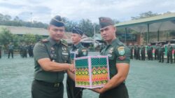 Komandan Kodim 0117/Aceh Tamiang,Letkol Inf Andi Ariyanto, menyerahkan bingkisan kepada para prajurit, Senin (24/3) di Makodim setempat. (Waspada/Yusri).