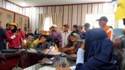 WARGA pesisir Desa Perlis, Kec. Brandan Barat, yang berdemo berdialog dengan anggota DPRD Langkat. Waspada/Ist