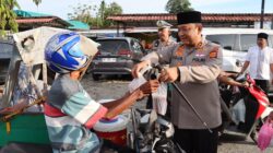 Kegiatan pembagian takjil gratis kepada tukang parkir dan pengguna jalan raya, oleh jajaran Polres Abdya, dip Pusat Kota Blangpidie. Senin (24/3).Waspada/Syafrizal