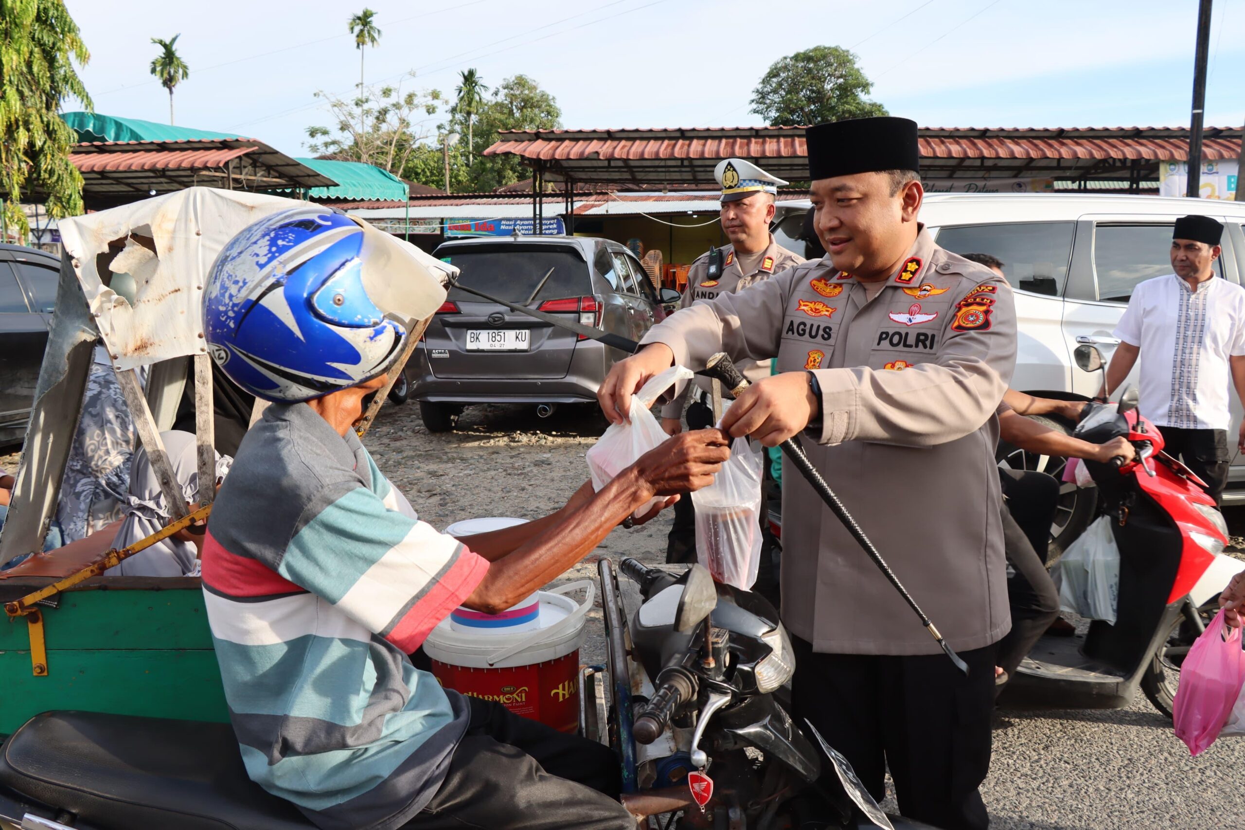 Kegiatan pembagian takjil gratis kepada tukang parkir dan pengguna jalan raya, oleh jajaran Polres Abdya, dip Pusat Kota Blangpidie. Senin (24/3).Waspada/Syafrizal