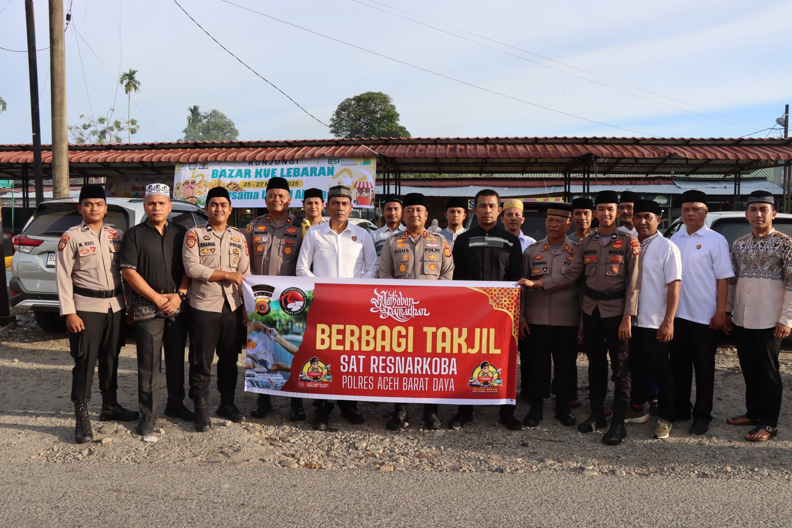 Polres Abdya Berbagi Takjil Pada Tukang Parkir Dan Pengguna Jalan Raya