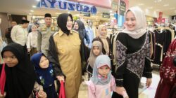 Bahagianya Ratusan Anak Yatim Diajak Wali Kota Illiza Belanja Baju Lebaran