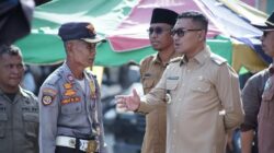 Bupati Abdya Safaruddin, didampingi Kadis PUPR Alfian Liswandar dan Kades Pasar Blangpidie Takdir, serta pihak terkait lainnya, saat meninjau kondisi pasar Blangpidie, yang mesti segera dibenahi infrastruktur dan tata kelolanya. Selasa (25/3).Waspada/Syafrizal