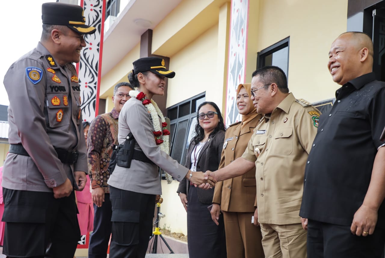 Wali Kota Wesly Silalahi (dua kanan) dan Wakil Wali Kota Herlina bersama unsur Forkopimda menyambut Kapolres Pematangsiantar yang baru AKBP Yogen Heroes Baruno di Mapolres, Jl. Sudirman, Selasa (25/3).(Waspada-Ist).