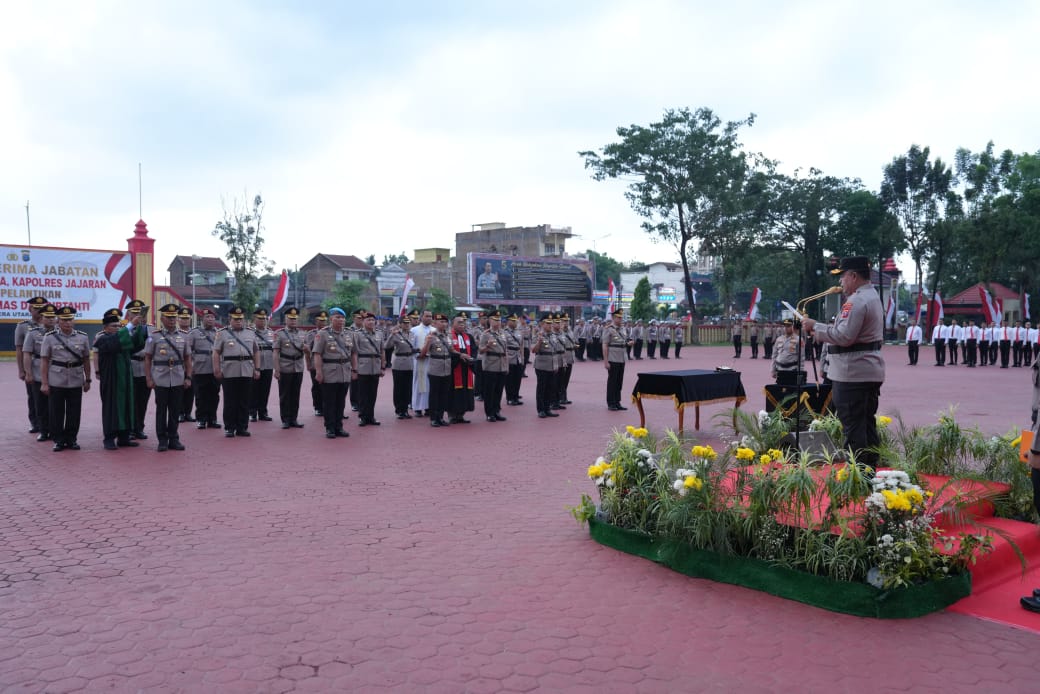 Kapolda Sumut Irjen Pol Whisnu Hermawan Februanto saat memimpin sertijab di Lapangan Ks Tubun Mapoldasu, Senin (24/3).(Waspada/ist).