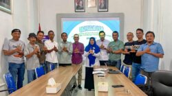 Kepala BPJS Kesehatan KC Kisaran Sri Widyastuti, bersama dengan awak media foto bersama setelah konferensi pers, terkait BPJS tetap memberikan pelayanan selama libur lebaran. Waspada/Ist