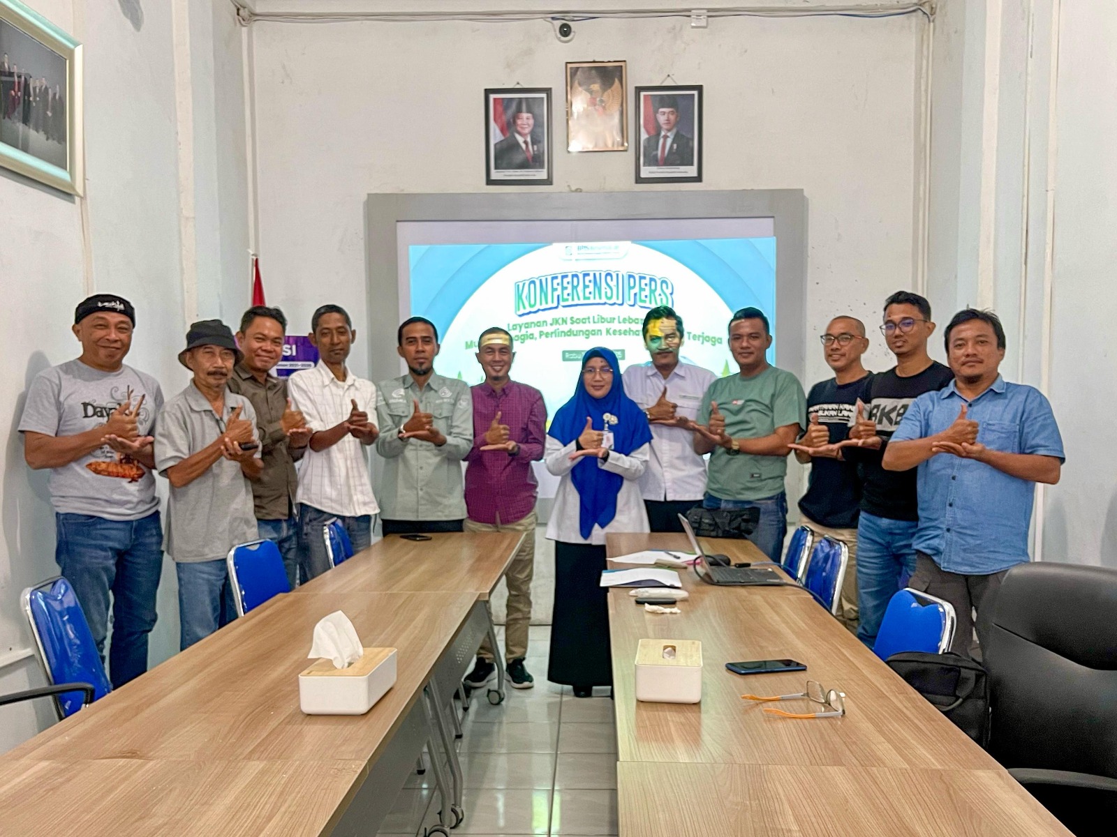 Kepala BPJS Kesehatan KC Kisaran Sri Widyastuti, bersama dengan awak media foto bersama setelah konferensi pers, terkait BPJS tetap memberikan pelayanan selama libur lebaran. Waspada/Ist