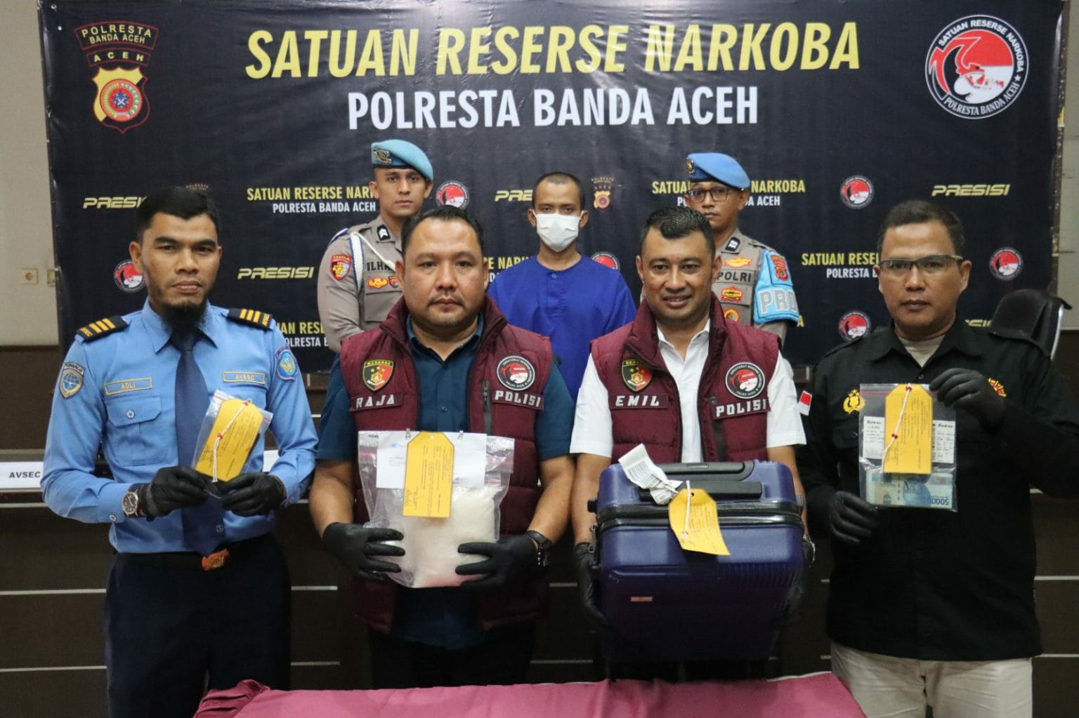 Kasat Resnarkoba Polresta Banda Aceh, AKP Rajabul Asra sedang memberikan keterangan kepada wartawan. (Waspada/Zafrullah)