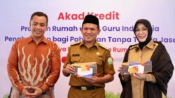 Wagub Aceh, Fadhlullah (tengah) foto bersama Wali Kota Banda Aceh, Illiza Sa'aduddin Djamal dan Wakil Wali Kota Banda Aceh, Afdhal Khalilullah, usai menghadiri acara Akad Massal Program Rumah untuk Guru Indonesia yang berlangsung di Kantor BTN Syariah Banda Aceh. (Waspada/Ist)