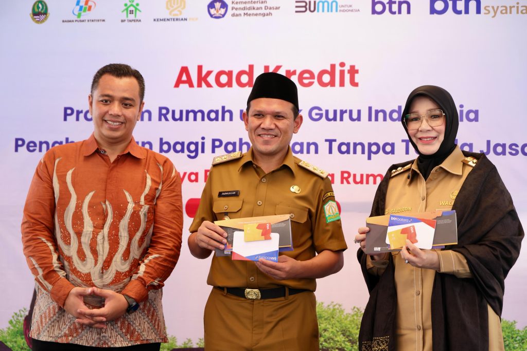 Wagub Aceh, Fadhlullah (tengah) foto bersama Wali Kota Banda Aceh, Illiza Sa'aduddin Djamal dan Wakil Wali Kota Banda Aceh, Afdhal Khalilullah, usai menghadiri acara Akad Massal Program Rumah untuk Guru Indonesia yang berlangsung di Kantor BTN Syariah Banda Aceh. (Waspada/Ist)