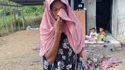 Nuraini, 40, memperlihatkan baju lebaran anak-anak yang dipersiapkan untuk menyambut Hari Raya Idul Fitri habis terbakar, Selasa (25/3).Waspada/ist