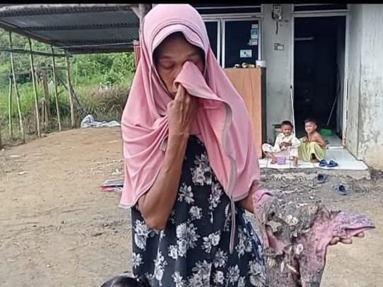 Nuraini, 40, memperlihatkan baju lebaran anak-anak yang dipersiapkan untuk menyambut Hari Raya Idul Fitri habis terbakar, Selasa (25/3).Waspada/ist