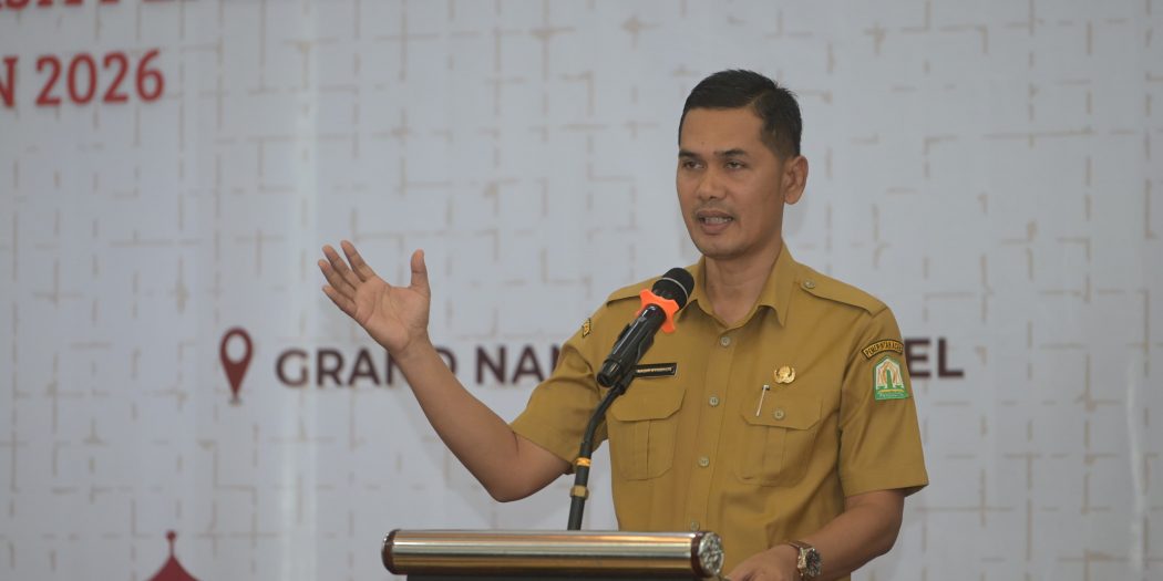 Plt. Sekda Aceh, M. Nasir, S.IP, MPA, saat memberikan sambutan sekaligus membuka Forum Konsultasi Publik terhadap Rancangan Awal Rencana Kerja Pemerintah Aceh (RKPA) Tahun 2026 di Hotel Grand Nanggroe, Banda Aceh, Selasa (25/3). (Waspada/Zafrullah)